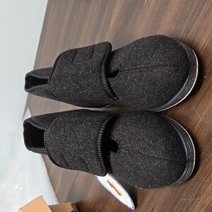Foamtreads Size 7 Black Velcro Slippers